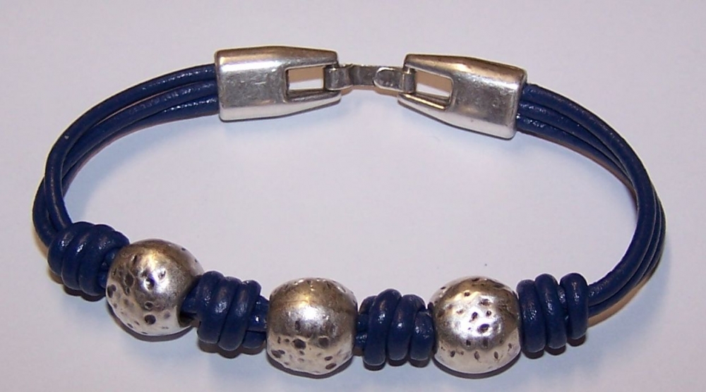 Brazalete Pulsera  9 Cuero 2mm 3 Bolas Golpeadas cierre Gancho Zamak Hecho a Mano